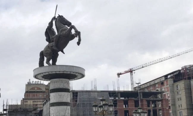 Σκοπιανό: Ανταλλαγή… αγαλμάτων μεταξύ Σκοπίων και Θεσσαλονίκης προβλέπει η συμφωνία